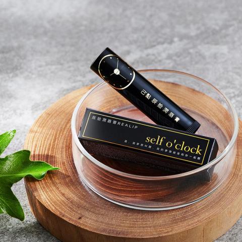 白眼姐姐工作室 - 以黑金為配色，營造出高貴的氛圍