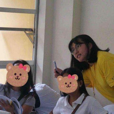 呂瑜儒 - 進行志工服務時與學生互動的照片