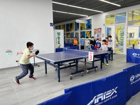 簡語萱 - 運動中心冬令營活動，安排遊戲讓小孩從中體驗桌球的樂趣