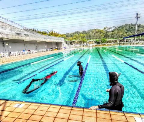 太陽游泳教學、自由潛水課程、水肺潛水 - 自由潛水泳池訓練