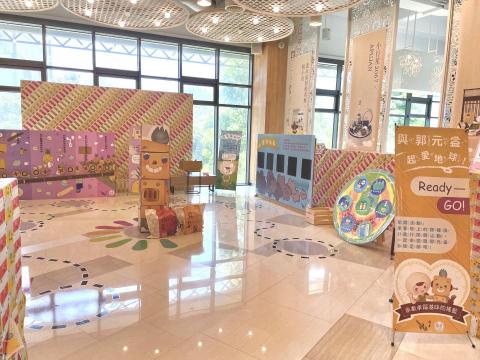 許育嘉 - 郭元益互動展場設計
此為郭元益糕餅博物館的互動展區設計，以碳足跡為主題設計給小朋友玩的互動展區。