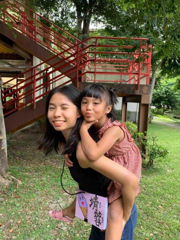 林靖蓉 - 參加服務隊，跟部落小孩子一起上課、玩耍！