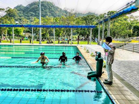 太陽游泳教學、自由潛水課程、水肺潛水 - 自由潛水泳池訓練