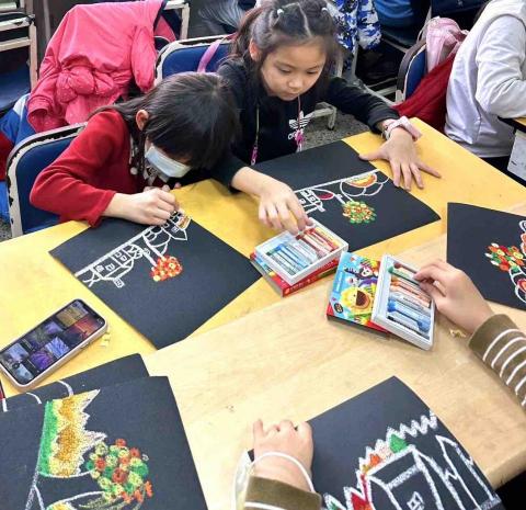 江采萱（娜恩） - 教孩子們砂紙畫