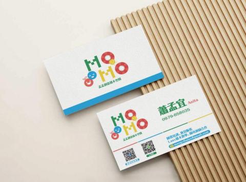 Biao - LOGO及名片設計
此單位為名叫Momo的兒童積木教室，因此LOGO以教室所教學的積木圖形下去做素材，更添加了小豆苗表示兒童，添加了LOGO整體性，顏色則採用高彩度色系。
