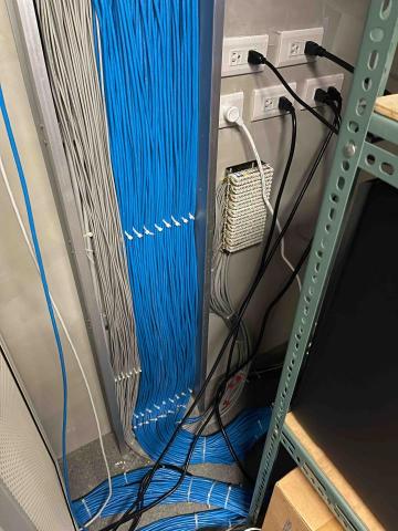 鋐基數位科技有限公司 - 機房拉線整線上機櫃