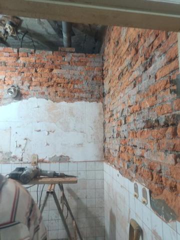 小賴團隊拆除 - 廁所牆面見底