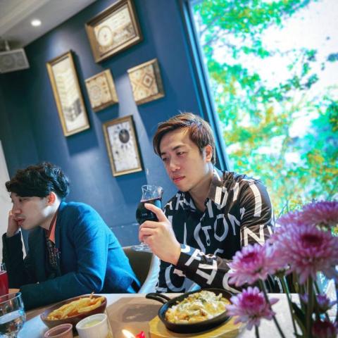 提供模型服務的專家何弘文