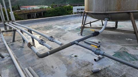 水電葉師傅 - 加壓機裝到一半...屋主說自來水很強直接接下水...房客就是我的業主說：只能聽他的不然怎麼辦...
自來水水壓不穩的有時泥沙直接來...
沒關係店面不是自己家