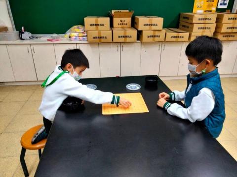 啟蒙圍棋家教班 - 小小棋士努力放棋的模樣，莫名感受到圍棋的魅力~