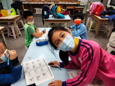 啟蒙圍棋家教班 - 活潑的小女生，連寫作業都不忘留下自己的大頭美顏~