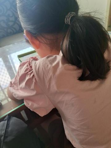 顏語岑 - 國小學生寫題目