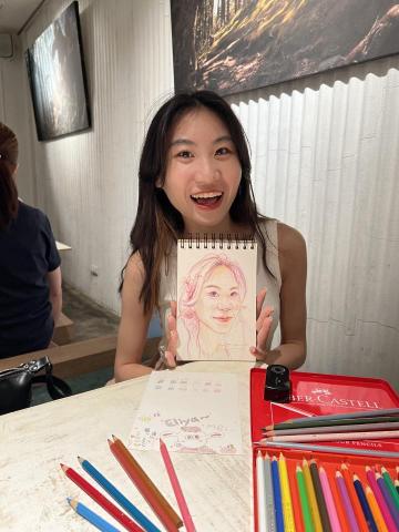 張郁欣 - 色鉛筆似顏繪作品與模特兒合照～