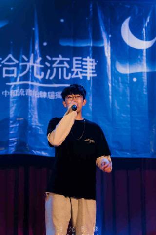 段紀均 - 除了讀書還曾在高中加入流行音樂社，這是成發時表演的照片