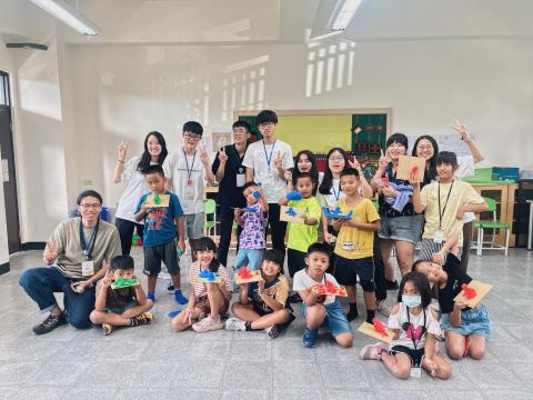 利昱翰 - 參與TFT明日學校計畫，帶領孩子做出自己的作品。