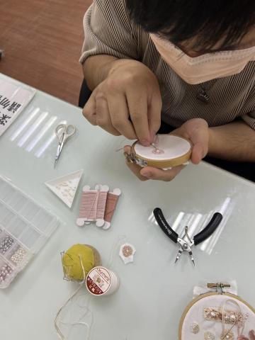 張郁欣 - 刺繡教學，學生進行作品中～