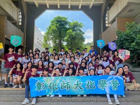 段紀均 - 大一暑假參與彰師大化學營累積不少教導高中學生做實驗的實作經驗。