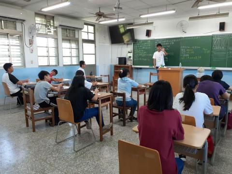 利昱翰 - 自組團隊赴花蓮偏鄉服務，教學地理科並融入在地地景進行田野遊戲與互動。