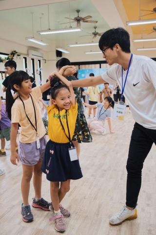 利昱翰 - 實際赴偏鄉與孩子進行互動遊戲：）