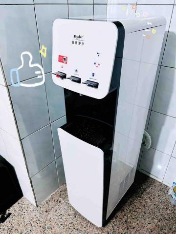 益泉淨水設備有限公司-李昱宏 - 落地型BD-2035冰溫熱飲水機