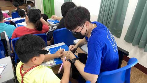 尤子墉 - 與小小孩一起上課、完成作業