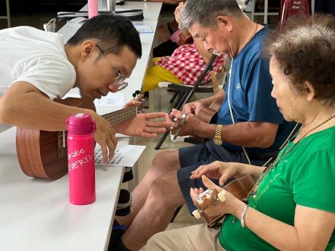 張郎 - 指導長者使用烏克麗麗