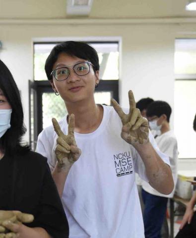 提供舞會禮服服務的專家黃泓銘