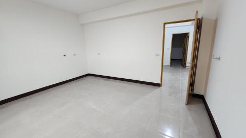 水電葉師傅 - 新建築還有這種配置...！！40年的房子插座都是那麼高無誤。今天是結網路線的，不關我的事喔