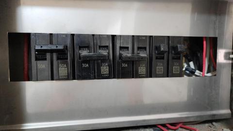 水電葉師傅 - 請找國家認證的電工好嗎？多少容量的斷路器配多少線徑啊兄弟