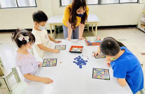 張珮蓁（桌遊教學、陪玩伴讀、美編設計、演員） - 桌遊學習－幼兒園