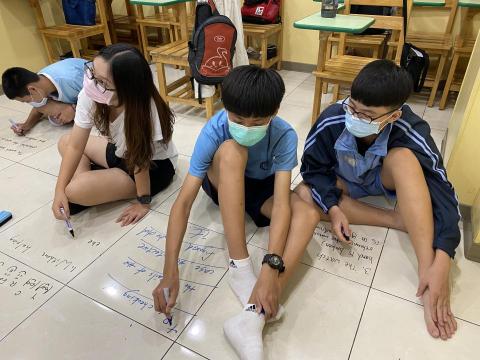 Eva - 帶學生做翻譯活動