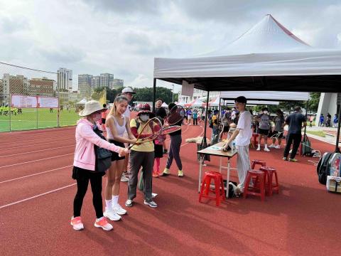 王媛Tiffany Wang - 各個年齡層都可以玩玩看壁球喔～