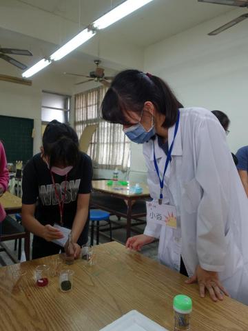 袁郁捷 - 曾組織國小數理營隊，擁有耐心及溝通能力