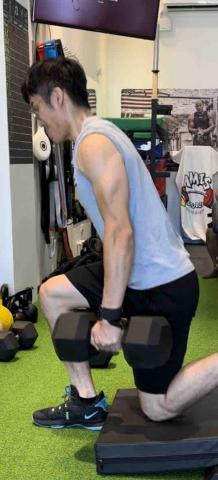 Amis肌力體能訓練 - 後腿抬高蹲（保加利亞蹲）
對於單腿肌力及核心穩定十分有效率的動作