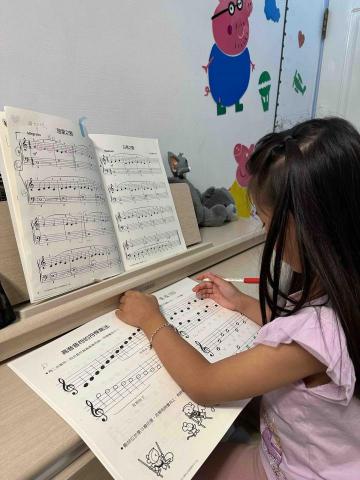 林小姐 - 小一，鋼琴初學