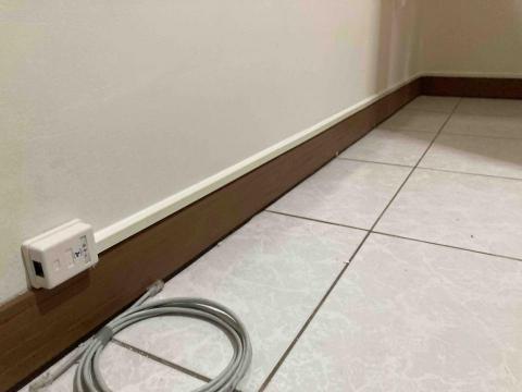 金容資訊系統整合 - 當老舊大樓、公寓
無預埋暗管且又想新增網路孔的時候!
壓條收納走線也是一種方式唷 金容資訊系統整合 - 當老舊大樓、公寓
無預埋暗管且又想新增網路孔的時候!
壓條收納走線也是一種方式唷