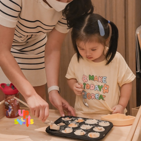 Up Skills - 

看看我們的小寶貝表現得多出色！??從小培養孩子對烹飪和烘焙的熱愛，有助於養成珍惜食物的觀念，同時培育核心的大肌肉和小肌肉技能 ???‍?

Look at our little tike go! ??Instilling a love for cooking and baking in your child from an early age is great for encouraging an appreciation for food, all the while nurture core gr