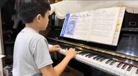 林小姐 - 小四，愛彈琴的小男孩