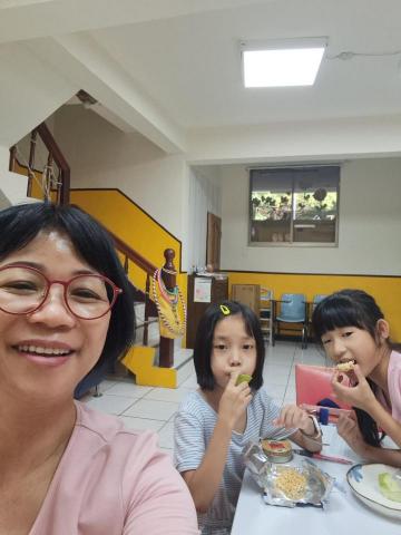 蔡麗梅 - 小下課，讓孩子們吃東西，快樂下課的5分鐘。