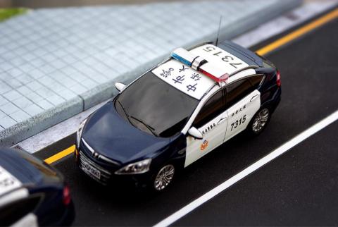 王呈功 - 模型作品：一般民車改造成警車，作品細節考據細膩
