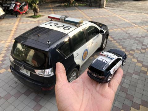 王呈功 - 模型作品：一般民車改造成警車，作品細節考據細膩。此照片為實車與模型合體照，目前此作品已贈送給臺中市警局警犬隊警員。