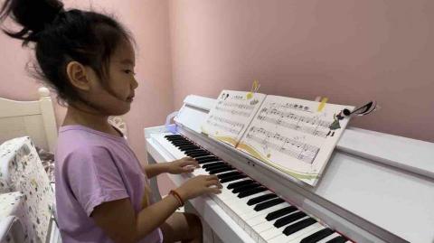 林小姐 - 非常喜歡彈鋼琴的小朋友，都會和老師一起大聲唱音符><