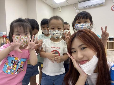 林芷嫻 - 這是暑假在雙語幼兒園打工的照片 小朋友都很可愛 自己主動靠過來一起拍照