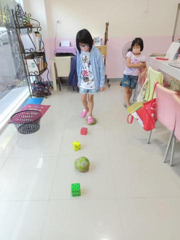 蔡麗梅 - 遊戲中練習口說句子跟單字，很好玩，孩子們玩了還繼續要求要玩。