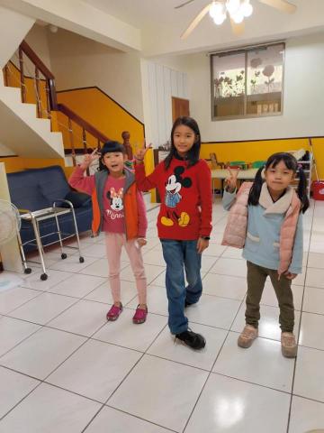 蔡麗梅 - 三人一班，建立基礎，愛上英文課。