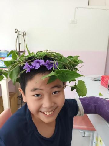 蔡麗梅 - 特別愛畫畫，跟愛做東西的孩子，每次上課都是打羽毛球練習口說跟聽力，讓這孩子從排斥英文課到現在會喜歡上英文課，對文章很能背誦順口，手手受傷了，還是來上課，去外面摘紫色花配上受傷包紥很配色呢！