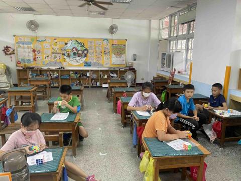 郭冠甫 - 六年級的魔術方塊課程，加上三四五年級學生，人數總共約有四十幾位