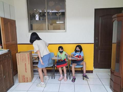 蔡麗梅 - 姊姊學習成效非常好，妹妹們就一起學習，成績都看得見的提升，讓孩子們建立信心，愛上英文課。