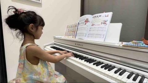林小姐 - 喜歡彈琴的Millie，即使感冒不舒服也會要求媽媽要上鋼琴課><