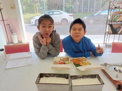 蔡麗梅 - 寒假一起跟學生做蘿蔔糕跟一起吃便當！
